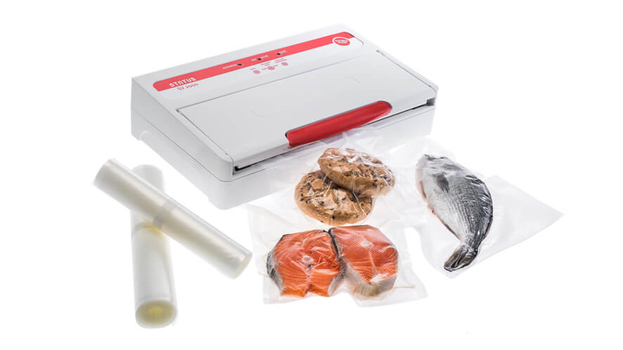 SV2000_BE_žemlje losos riba Vakuumski aparat SV2000 z zavakuumiranim lososom, žemljami in ribo na beli podlagi.