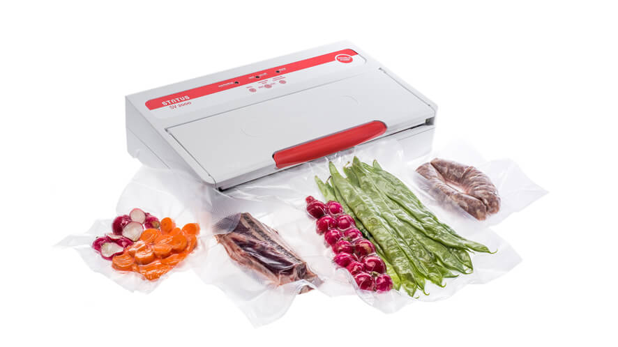 SV2000_BE stročji, redkvica Vakuumirka SV2000 z zavakuumiranim stročjim fižolom, redkvico in slanino na beli podlagi.