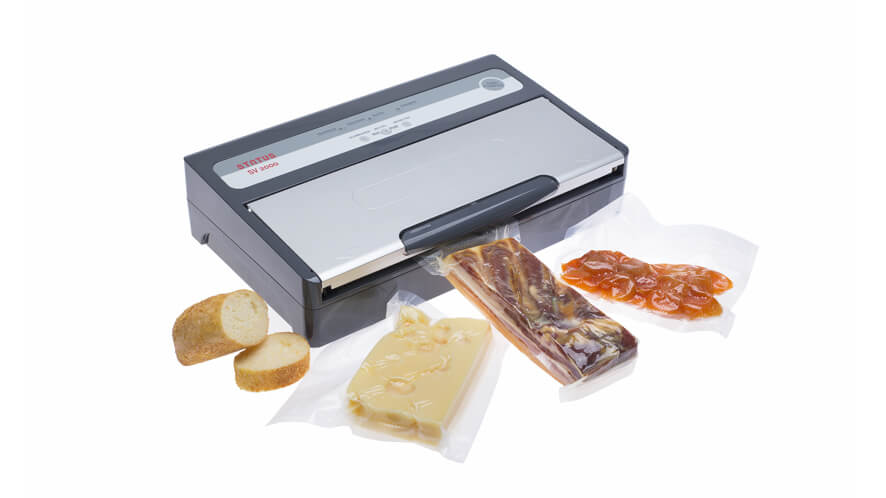 SV2000_SV_slanina sir Srebrno-siv aparat za vakuumiranje SV2000 z zavakuumirano slanino in sirom.