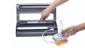 Prikaz vakuumiranja posode z aparatom BV500.