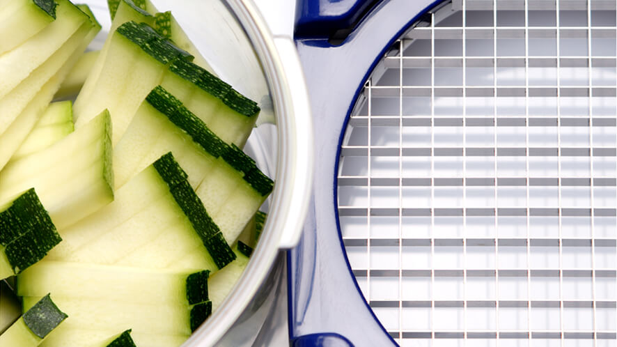 rezalnik čebule_BL_bučke Prikaz rezila in narezanih bučk od blizu.