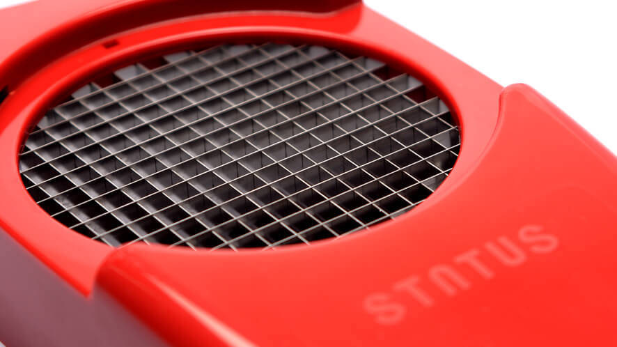 rezalnik čebule_RD_detajl rezilo Prikaz rezila od blizu na rdečem rezalniku čebule.