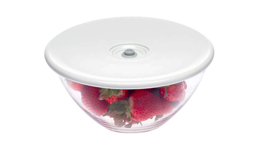 Uni vak pokrov 4 BE_skleda jagod Univerzalni vakuumski pokrov 4 na stekleni posodi z jagodami.