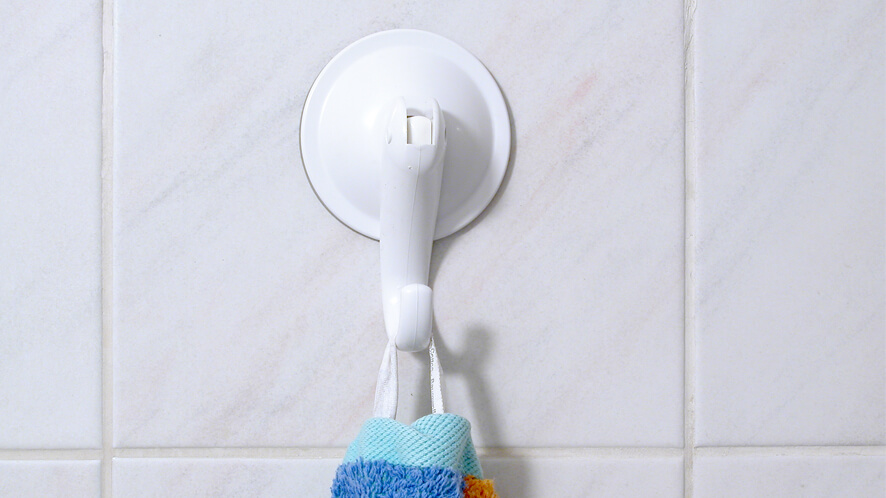 Kljukica_BE_na ploščicah z brisačo Primer vakuumske kljukice z brisačo na ploščicah