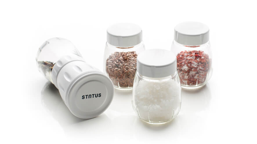 Set za začimbe_Mlinček in stekleničke Statusov mlinček za začimbe in tri dodatne stekleničke.