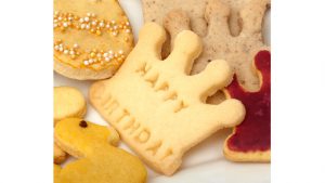 Napis Happy birthday na piškotu.