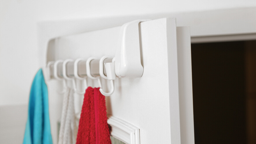 Obešalnik_BE_na vratih od blizu Beli obešalnik na priprtih vratih - prikaz od blizu.