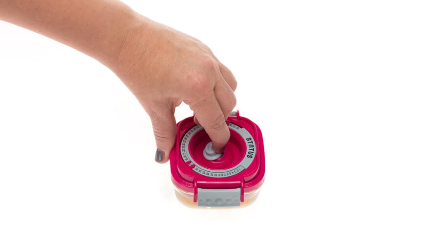 baby posoda_popuščanje ventila Prikaz popuščanja vakuumskega ventila na otroški vakuumski posodici.