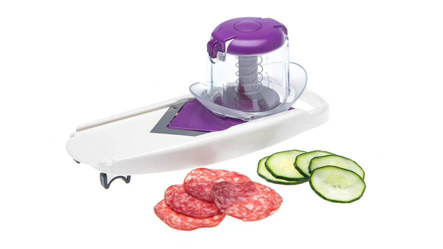 Rezinar mini_VI_živila Salama in kumare, narezane z mini rezalnikom.