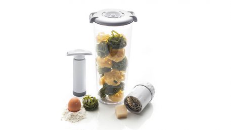 posebna posoda za testenine in mlinček za parmezan