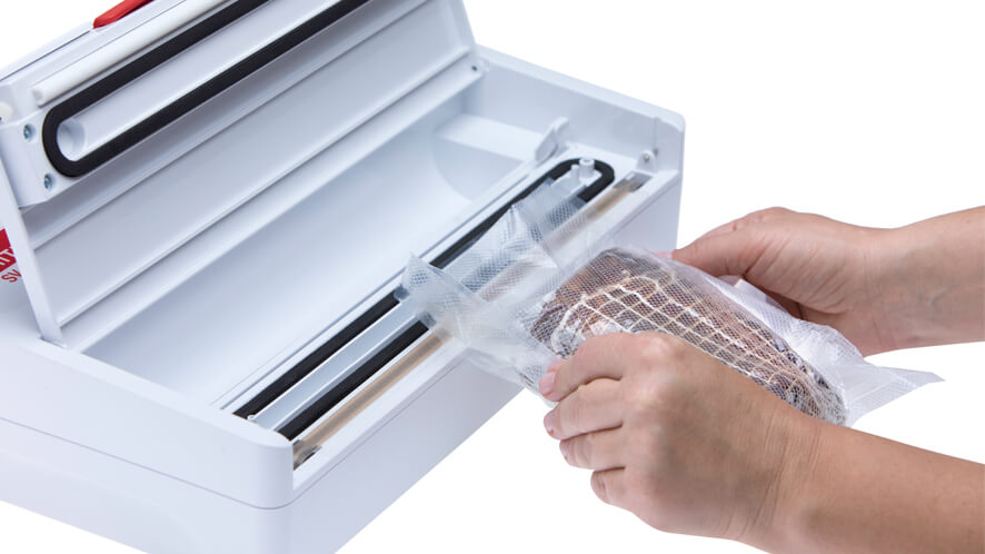 Stiki_nameščanje vrečke Prikaz nameščanja vrečke z bržolo na Status Stiki v vakuumskem aparatu SV2000.