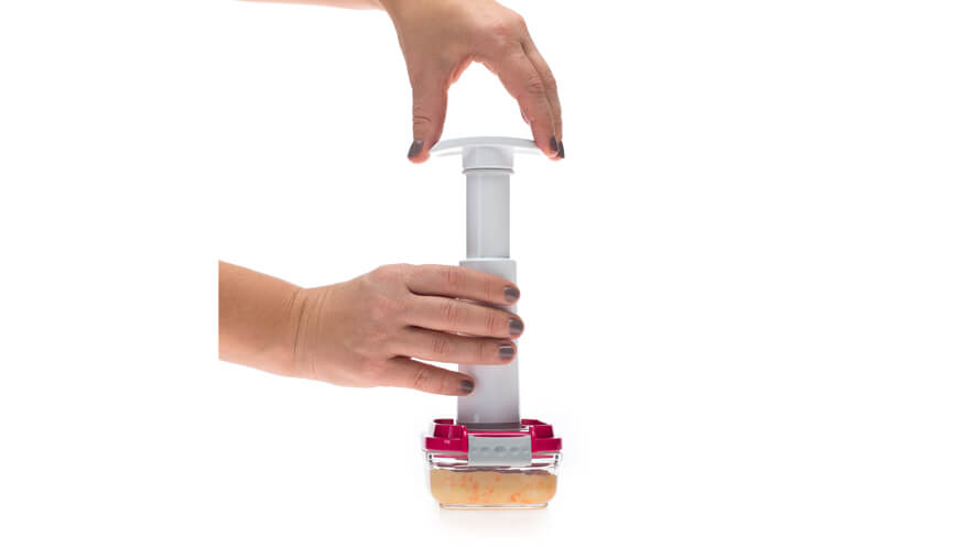 Baby posoda_prikaz vakuumiranja Vakuumiranje otroške posodice z ročno vakuumsko črpalko.