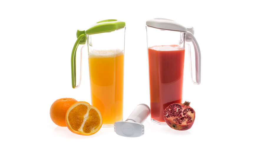 Vakuumski vrc_ZE in BE Vakuumska vrča v zeleni in beli različici, napolnjena s sokovi.