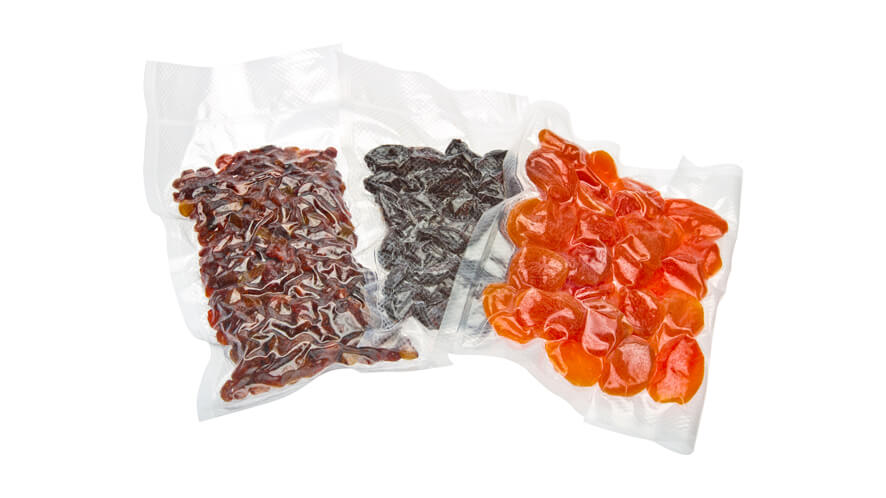 Ožja folija_suho sadje zavakuumirano suho sadje in oreščki na belem ozadju