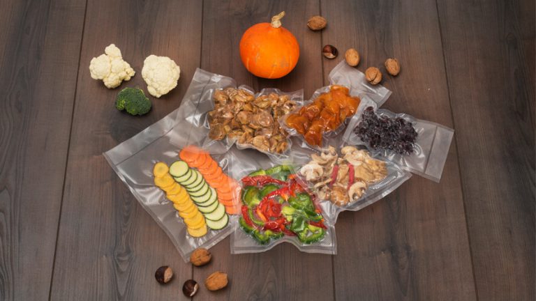 Vakuumske vrečke z živili za zamrzovanje