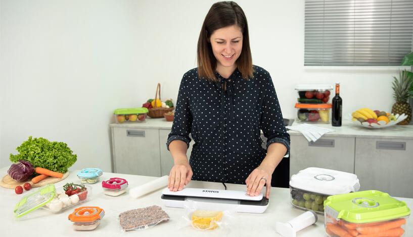 gospodinja vakuumira živila v kuhinji - kako prihraniti