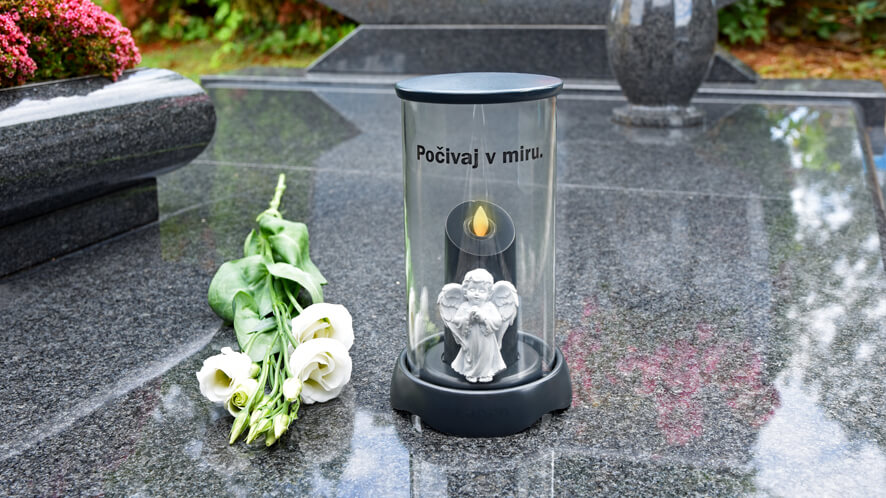 nagrobna sveča z napisom