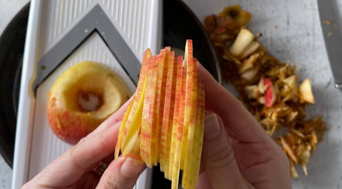 Rezine jabolk za sušenje Rezine jabolk za sušenje naj bodo narezane enakomerno. Uporabite rezalnik rezinar.