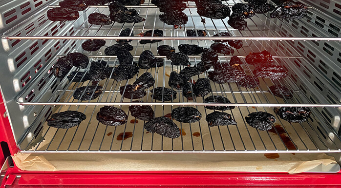 Priporočamo, da na dno sušilnika položite peki papir, saj lahko iz sadežev kaplje odvečen sok. Priporočamo, da na dno sušilnika položite peki papir, saj lahko iz sadežev kaplje odvečen sok.