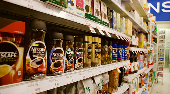 Prvi korak k manj zavržene hrane se začne že z nakupom. Ne hodite v trgovino lačni, saj boste nehote nakupili več, kot dejansko potrebujete.