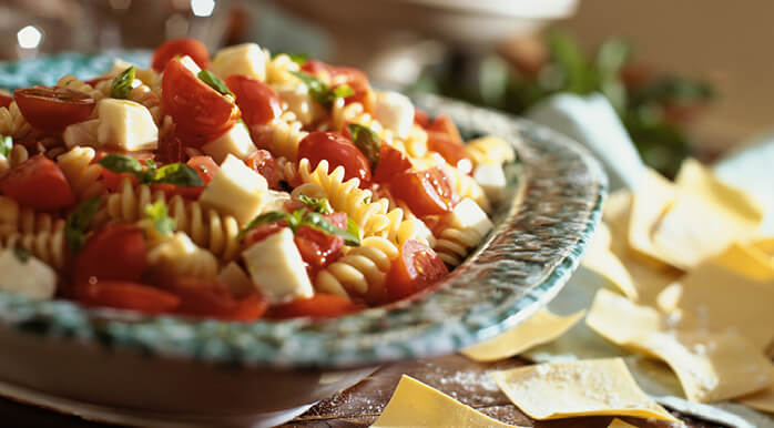 Zavržena hrana ni problem le doma, pač pa tudi v menzah, šolah in restavracijah.